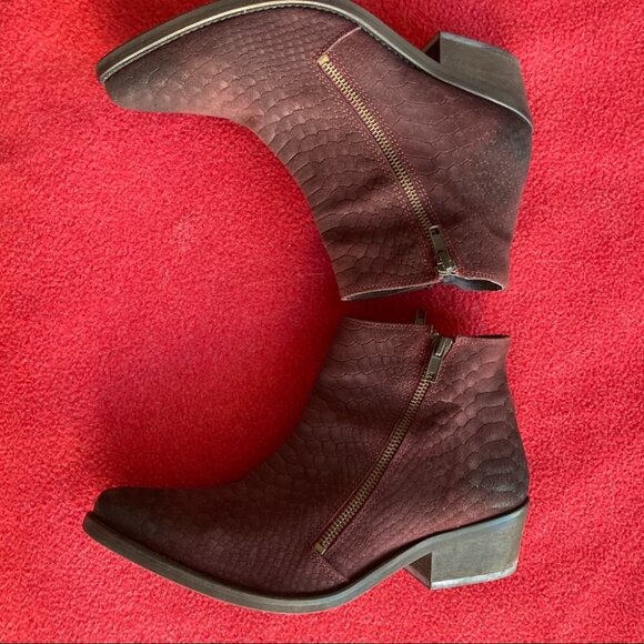 FREE PEOPLE Sz 37 Croc Snake Skin Pattern Stacked Heel Western Style Ankle Boot - Picture 4 of 9